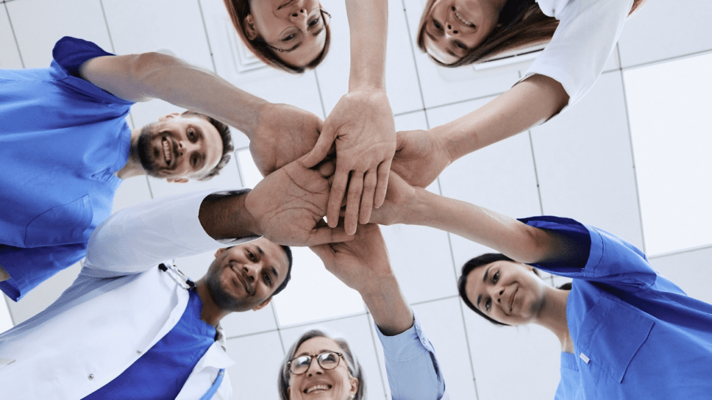 Foto da equipe multiprofissional da clínica reunida
